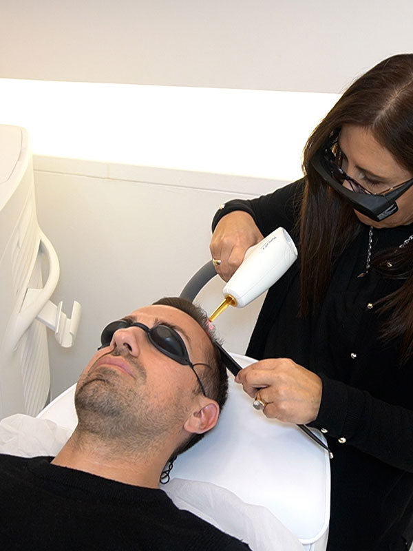 Rafa Mora realizandose el Tratamiento Capilar con Láser IPL en la Clínica Capilar Velázquez